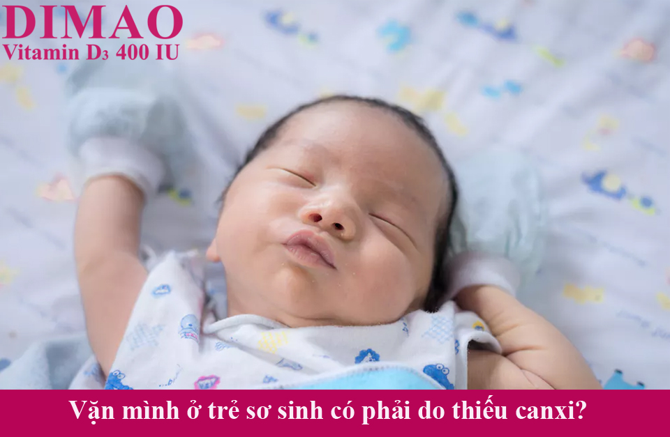Bé 18 ngày tuổi vặn mình nhiều có phải thiếu canxi?