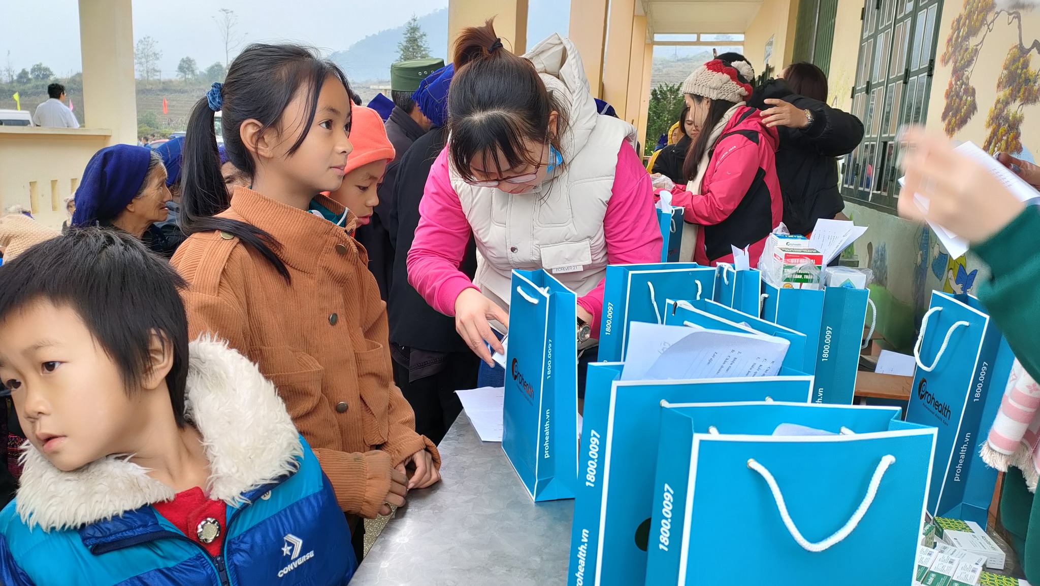 PROHEALTH ĐỒNG HÀNH CÙNG CHƯƠNG TRÌNH THIỆN NGUYỆN “HẠT NẮNG MÙA ĐÔNG” TẠI Y TÝ