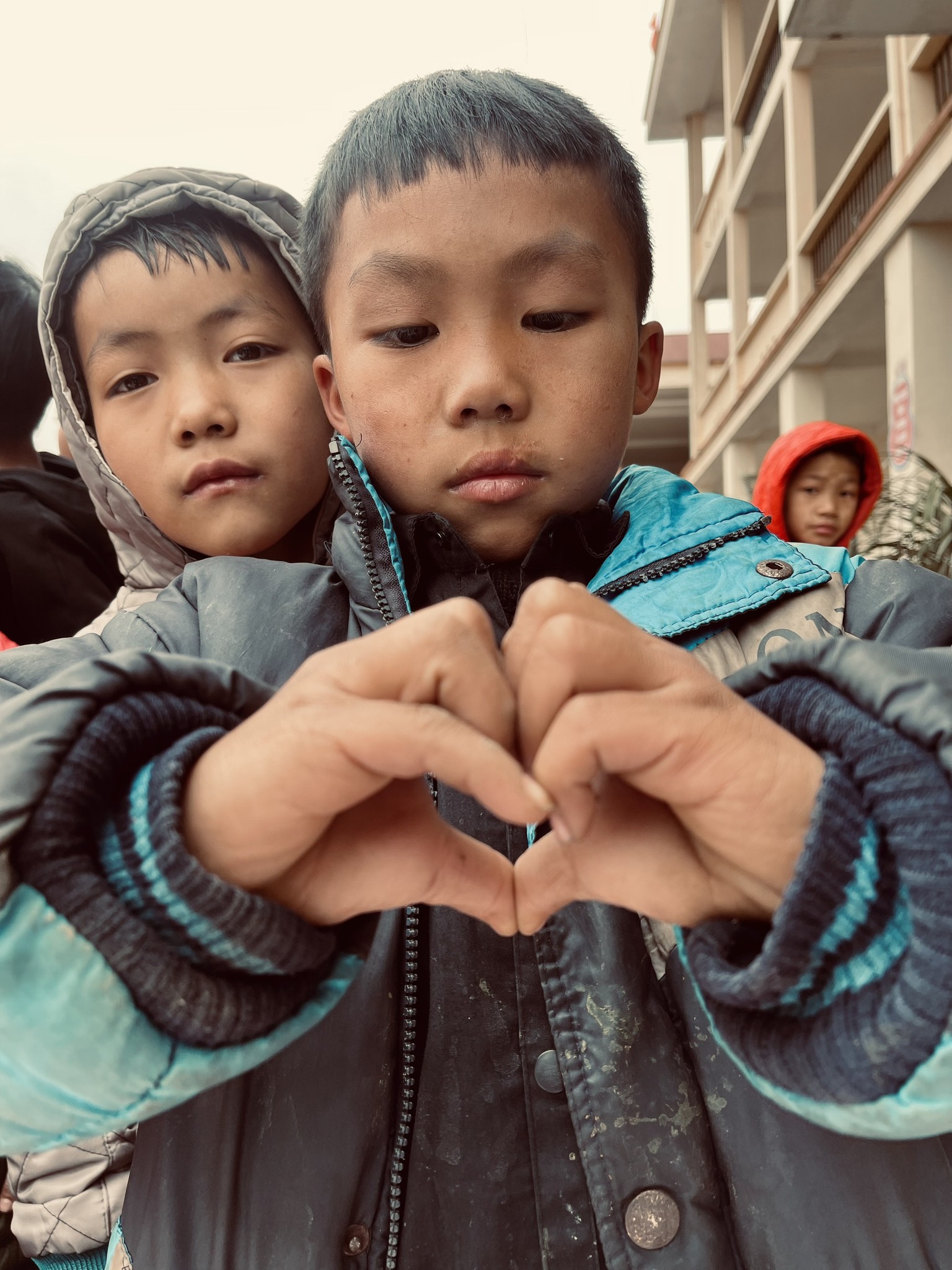 Những đôi bàn tay rất cần được sưởi ấm giữa mùa đông giá rét Y Tý